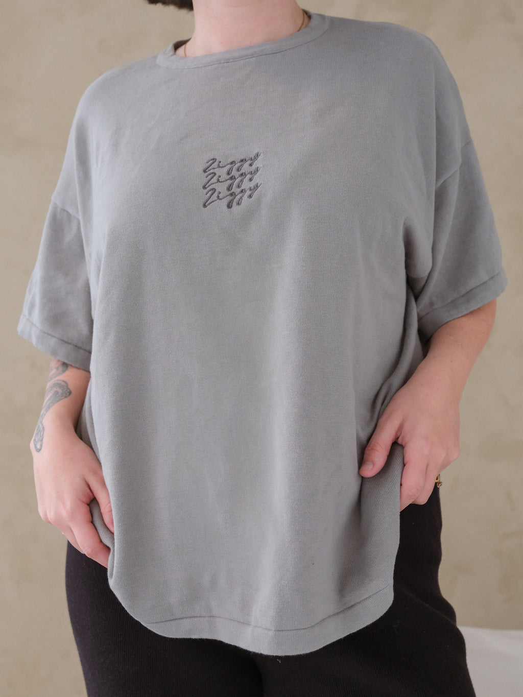 SIGNATURE TEE | GRAY (WOMEN'S)