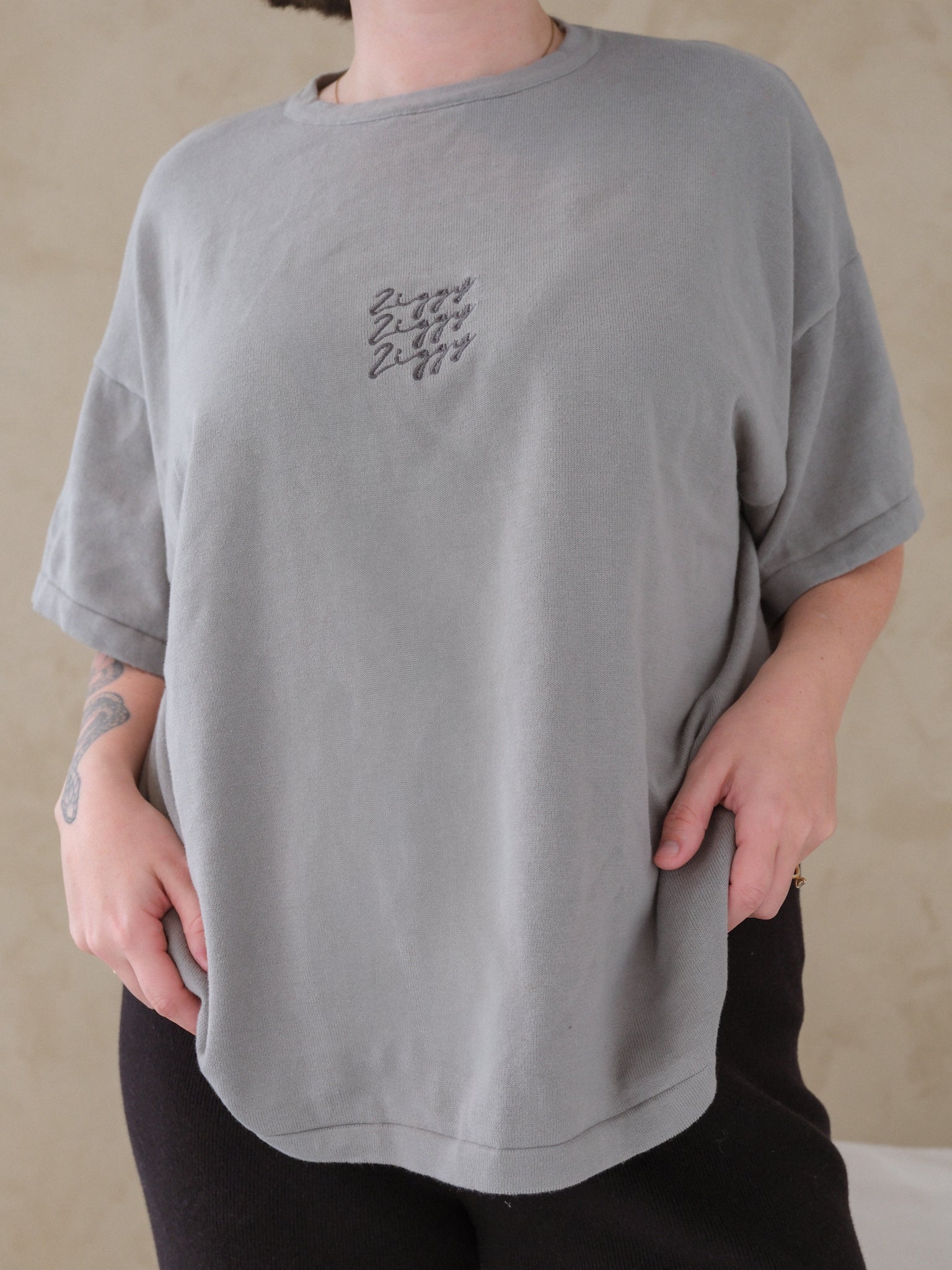 SIGNATURE TEE | GRAY (WOMEN'S)